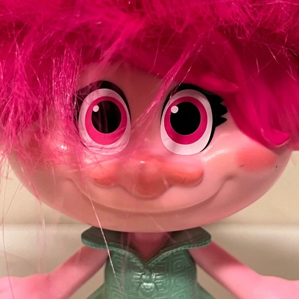 Hasbro Trolls World Tour Dancing Singing Poppy Doll Pink Rainbow Hair‎ Skates12